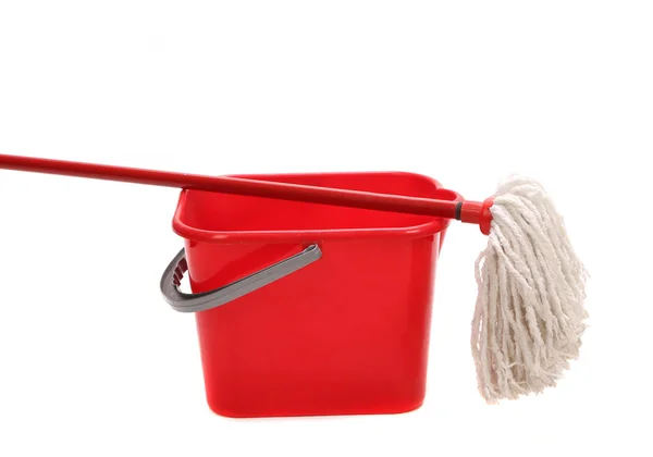 Rode emmer met het schoonmaken van mop. — Stockfoto