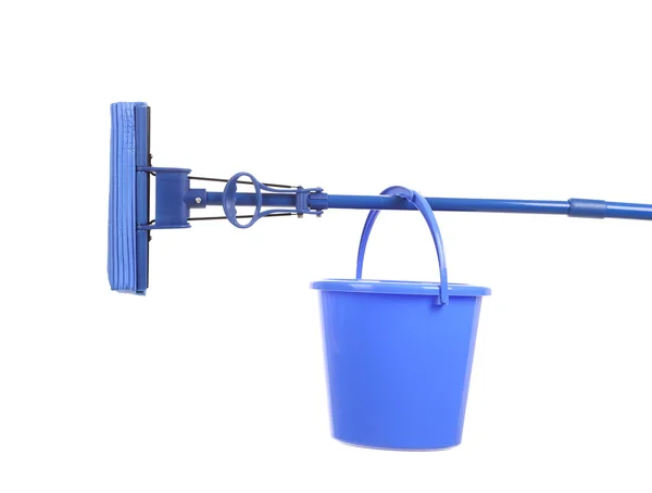 Blauwe emmer op mop met spons. — Stockfoto