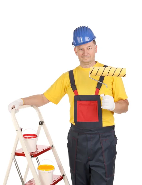 Werknemer op ladder met roller — Stockfoto
