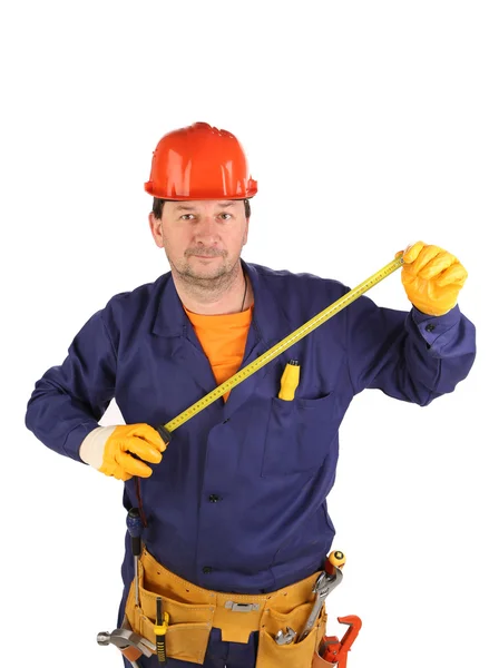 Arbeiter mit hartem Hut hält Lineal — Stockfoto