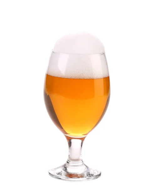 Gros plan de verre à bière avec mousse . — Photo