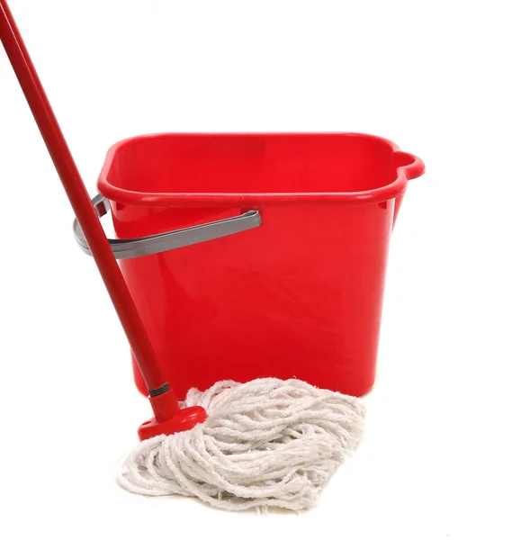 Červený kbelík s mopem čištění. — Stock fotografie