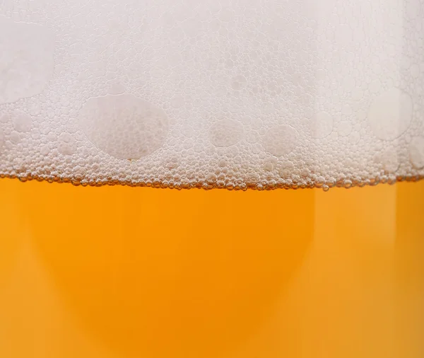 Primo piano di birra con schiuma . — Foto Stock