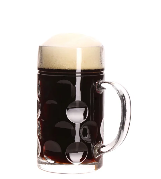 泡と茶色のビールの背の高い大きなマグカップ. — ストック写真