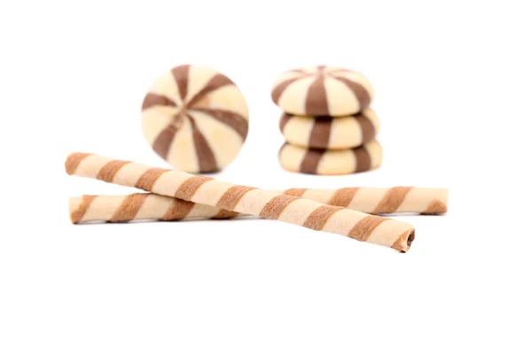 Rouleaux de gaufrettes et biscuits au chocolat . — Photo