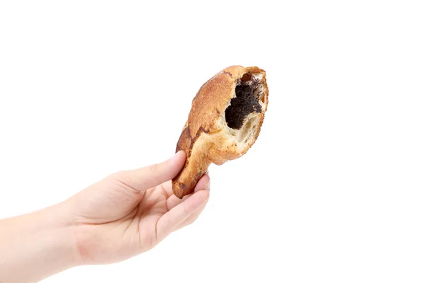 Hand houdt gebeten croissant met papaver. — Stockfoto