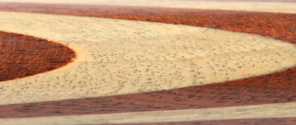 Cerchi beige e marroni su legno . — Foto Stock