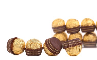 Altın çikolatalı bonbon satır.