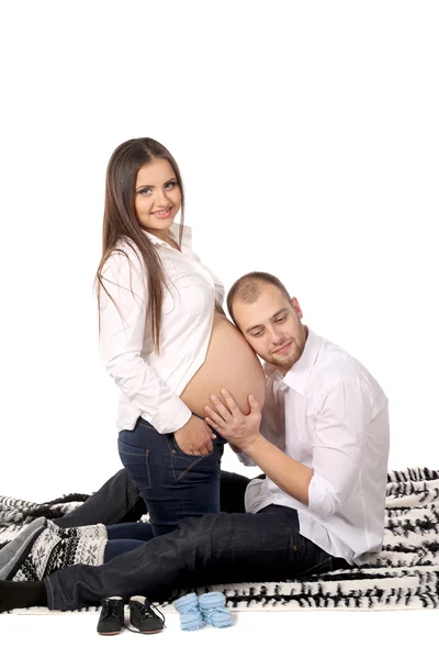 Hombre escuchar vientre de la mujer embarazada . — Foto de Stock