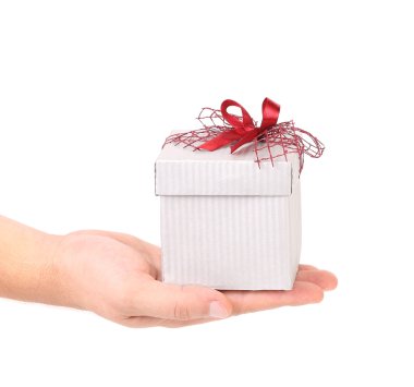 el beyaz paket hediye tutarak