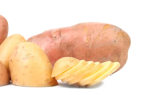 Спелый картофель и ломтики — стоковое фото