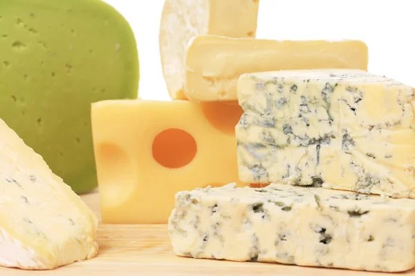 Vários tipos de deliciosos queijos — Fotografia de Stock