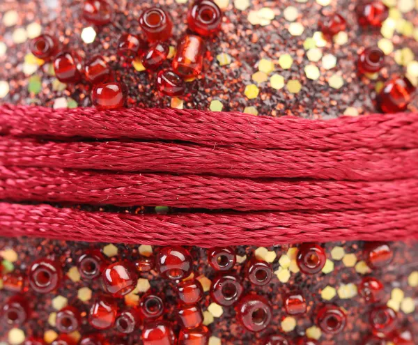 Cordões de embrulho vermelho no fundo brilho — Fotografia de Stock
