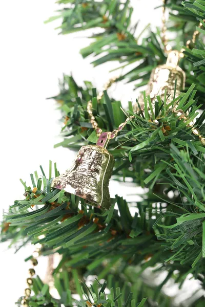 Boże Narodzenie dzwon na zielony świerk oddział — Zdjęcie stockowe