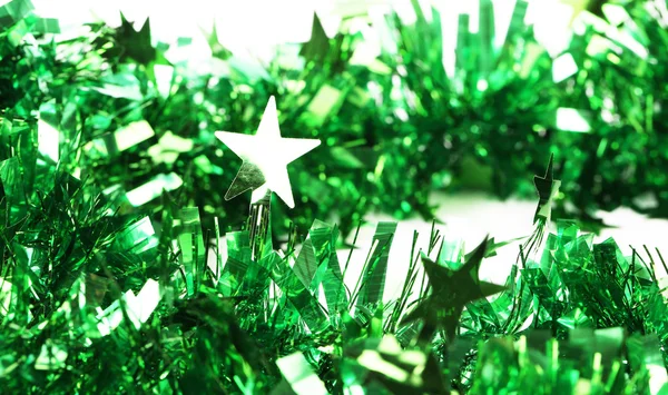 Nahaufnahme von weihnachtlichem grünen Lametta mit Sternen — Stockfoto