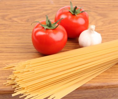Spagetti sarımsak ve domates gemide.