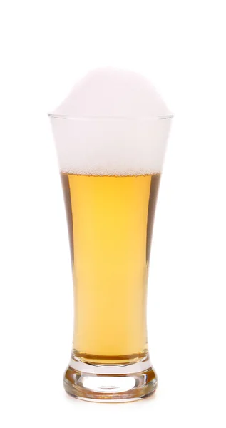 Fullt glas öl med skum. — Stockfoto