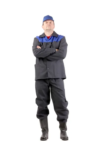 Человек в рабочей одежде со скрещенными руками — стоковое фото