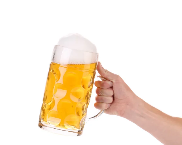 Mano tiene tazza di birra fresca con schiuma . — Foto Stock