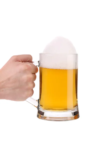 Mão segura caneca de cerveja fresca com espuma . — Fotografia de Stock