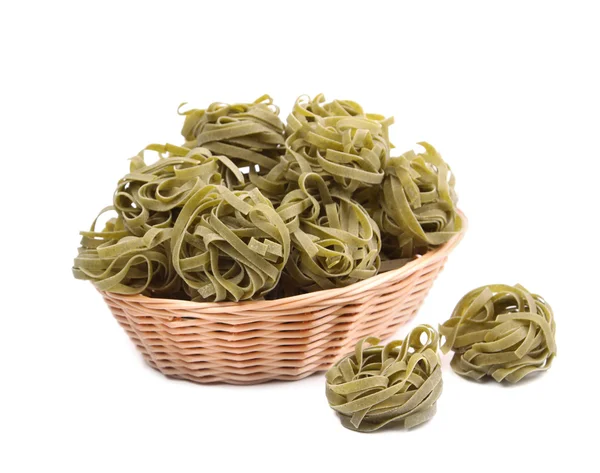 Tagliatelle de pasta italiana en cesta . —  Fotos de Stock