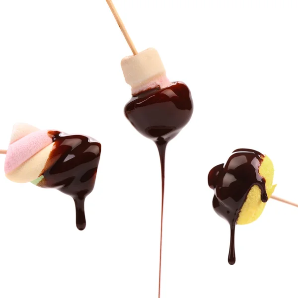 Marshmallows em xarope de chocolate . — Fotografia de Stock