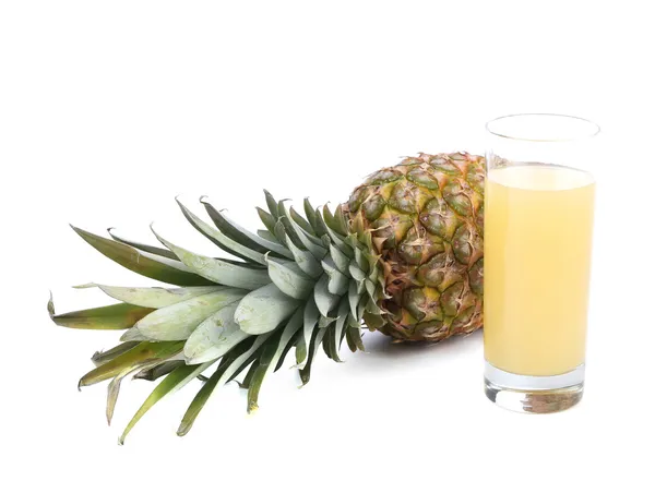 Glas sap en ananas. — Stockfoto