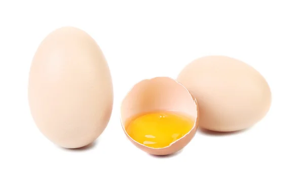 Egész tojás és törött tojás. — Stock Fotó