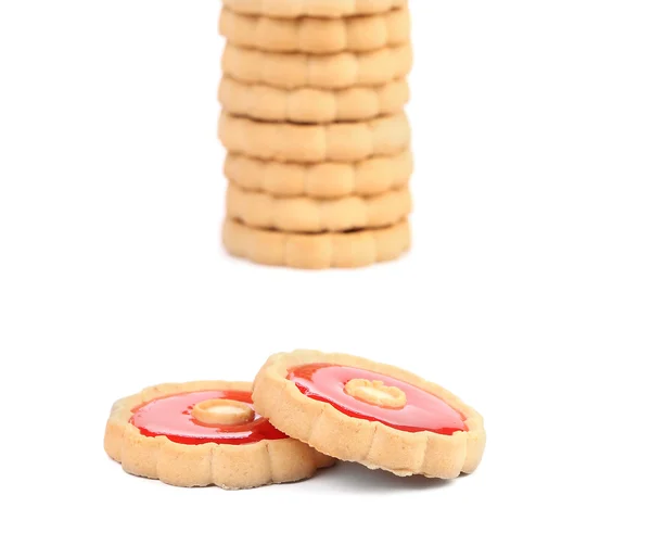 Stapel koekjes met rode jam. — Stockfoto
