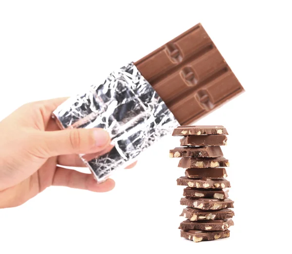Barra de chocolate em papel alumínio e saboroso pedaço . — Fotografia de Stock