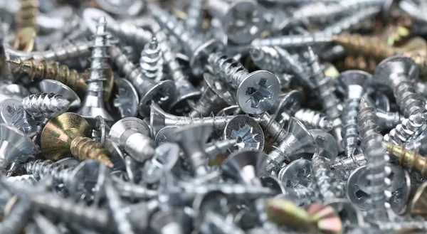 Zinked and anodized screws. — Stock Photo, Image