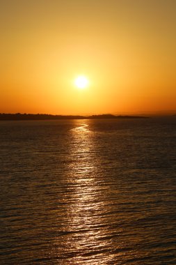 Denizde gün batımı.