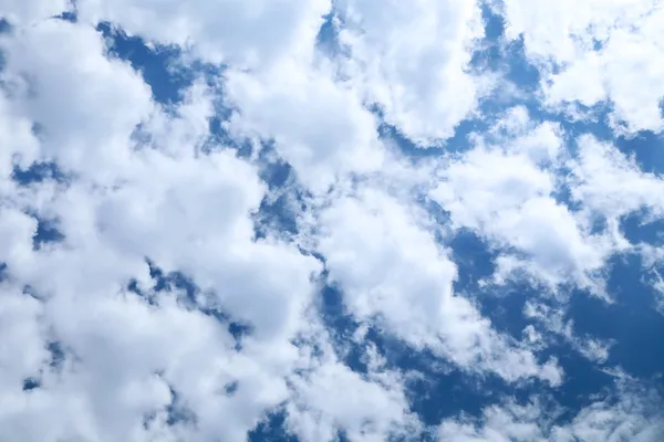 Pluizige wolken op de blauwe hemel. — Stockfoto