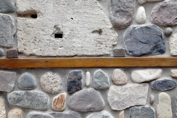 Muur van rotsen en stenen in cement. — Stockfoto