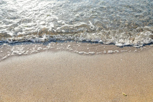 Zand en golf op de zee. — Stockfoto