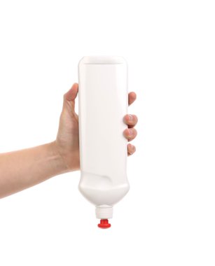 Beyaz plastik şişe tutan el.