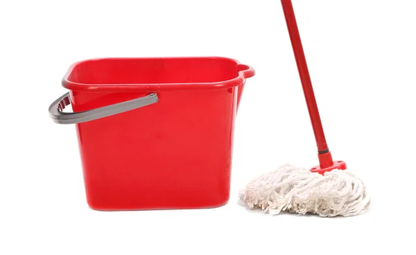 Κόκκινο κουβά με τον καθαρισμό σφουγγαρίστρα. — Φωτογραφία Αρχείου