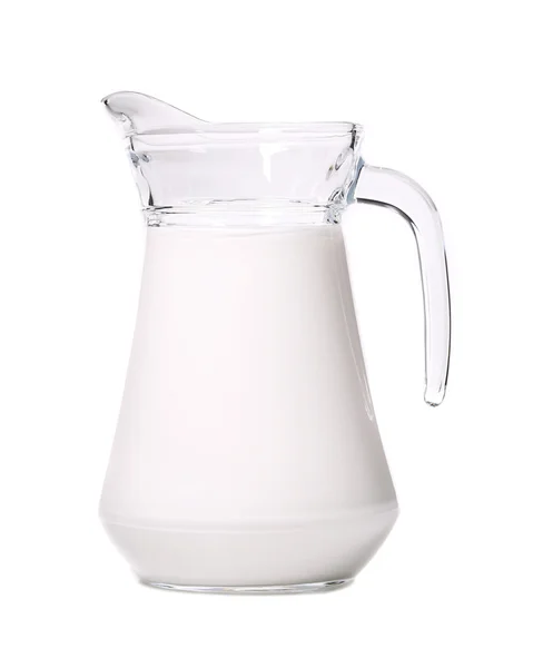 Gros plan de la carafe en verre avec du lait . — Photo