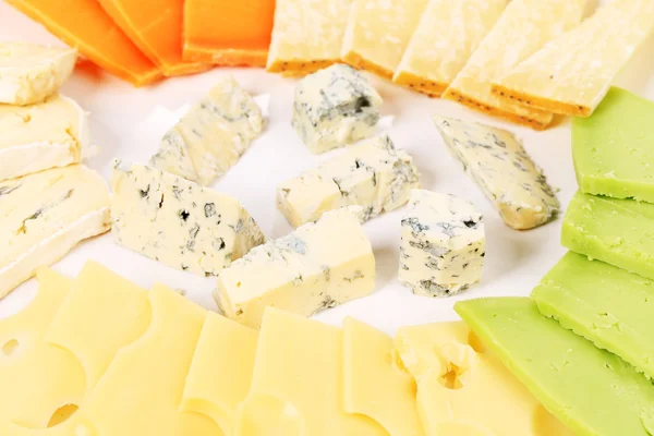 Vários tipos de queijo em bandeja de madeira . — Fotografia de Stock
