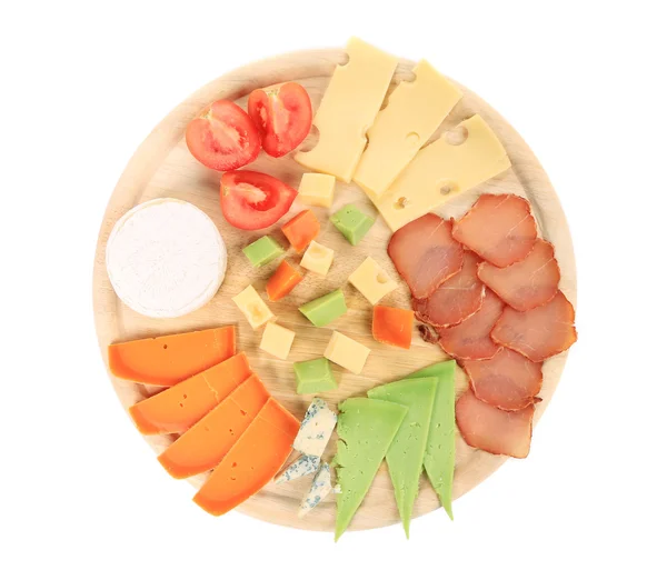 Vari tipi di formaggio su piatto di legno . — Foto Stock