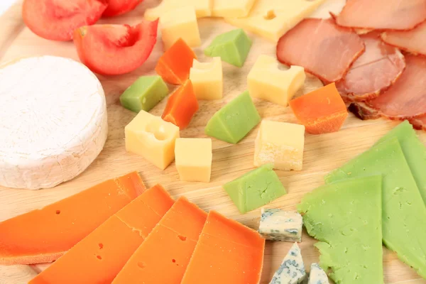 Primo piano di formaggio varoius e pomodori . — Foto Stock