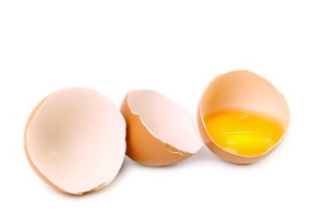 kırık yumurta yarım yakın çekim.