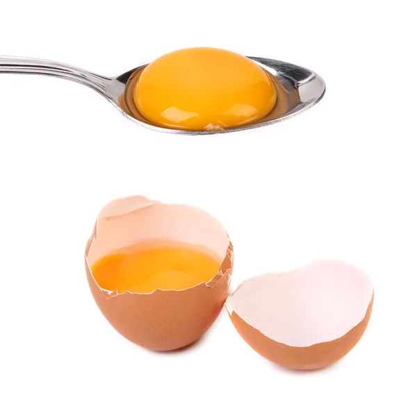 Yema de huevo en una cuchara de plata en cáscara . —  Fotos de Stock