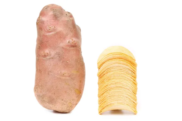 Čerstvé brambory a čipy. — Stock fotografie