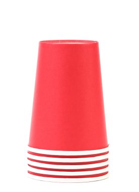 Beyaz üzerine izole kırmızı plastik bardaklar