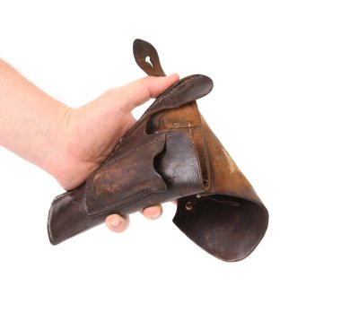 eski kahverengi kılıfından elini tutar.