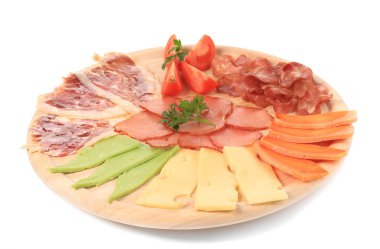 ahşap tepside çeşitli peynir.