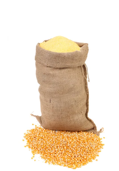 Säckchen mit Maiskörnern und Mehl. — Stockfoto
