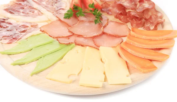 Разнообразный сыр на деревянной тарелке . — стоковое фото