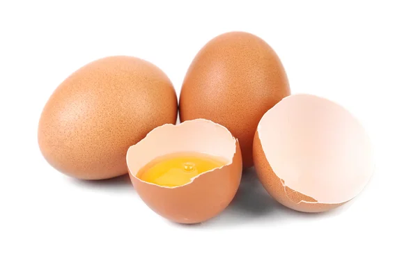 Hela ägg och trasiga ägg. — Stockfoto